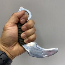 Load image into Gallery viewer, Aluminum Paracord Training Karambit
